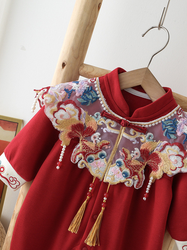 春の新しい中国式の女の子の赤いお祝いの歳のドレスのワンピースの春と秋の金魚の雲の肩は服を登ります。|undefined