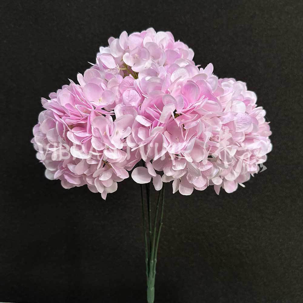 Ramo de hortensias de color violeta claro