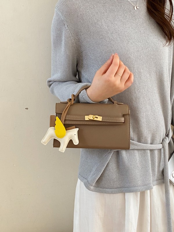 La sensación de alta calidad de la bolsa portátil Kelly 2026 nuevo estilo de lichi estampado moda ligero lujoso ocio mochila de hombro
