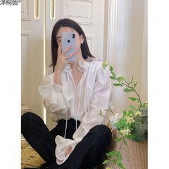 白いシャツの女性のデザイン感が小さいです。