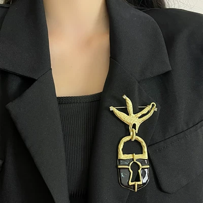 Keyhole Chain Tassel Brooch | Yaxa sancaqları