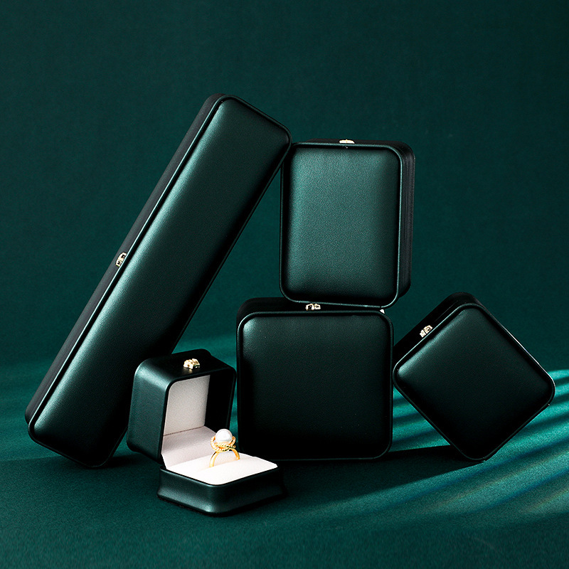 Caja de joyería al por mayor en stock Corona hebilla caja de joyería de alta gama caja de collar de joyería caja de almacenamiento caja de pulsera de anillo