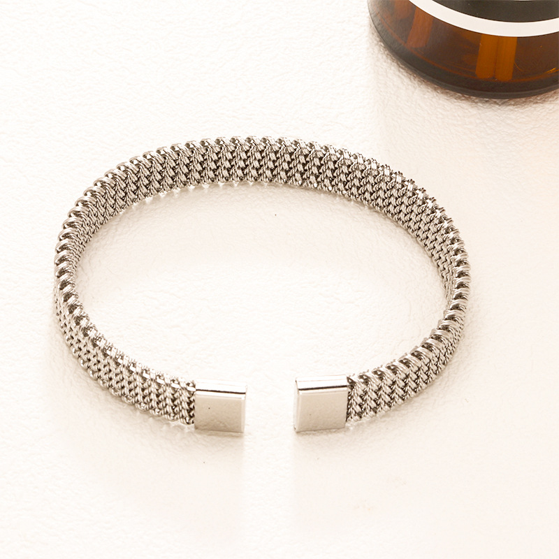 Fábrica en stock al por mayor de Europa y América transfronteriza de acero inoxidable en forma de C pulsera abierta ajustable chapado en oro 18K personalidad no se desvanece