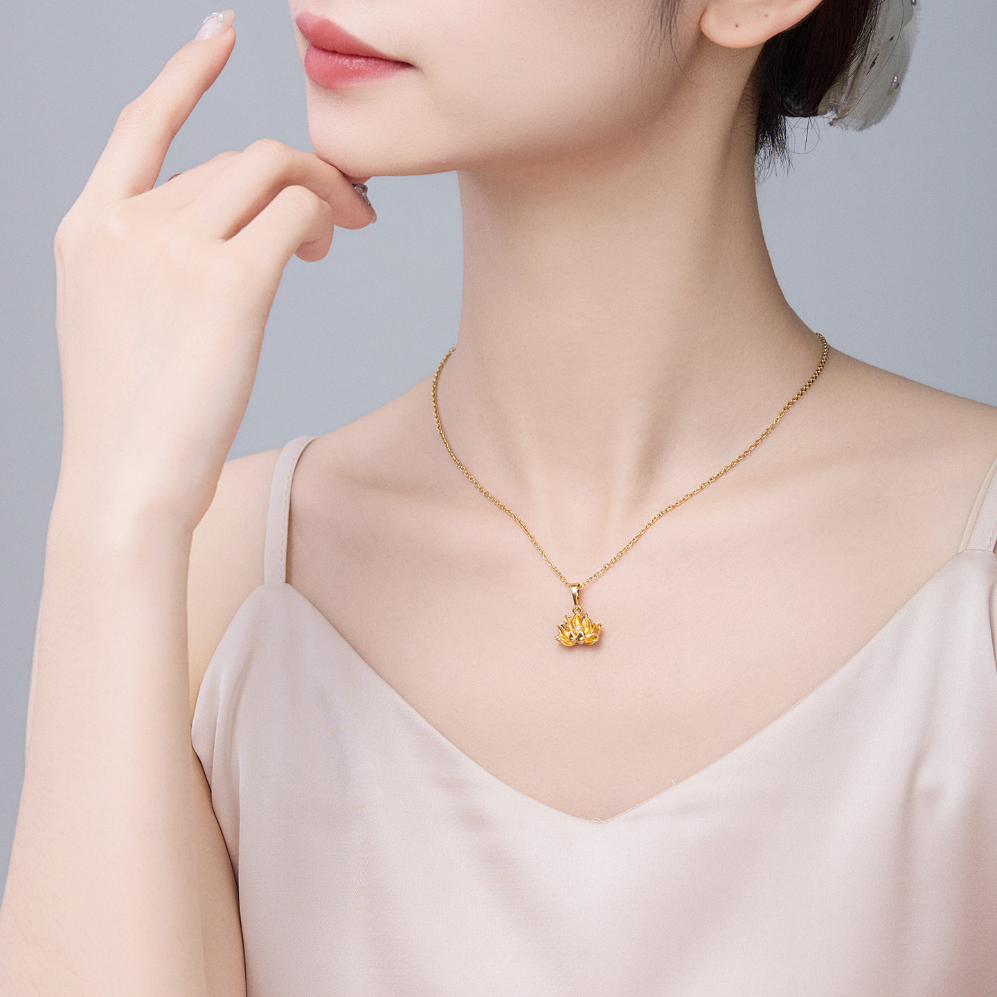 Xuping moda ligera de lujo imitación de oro de loto colgante simple colgante de aleación de cobre chapado 24k color temperamento simple accesorios al por mayor