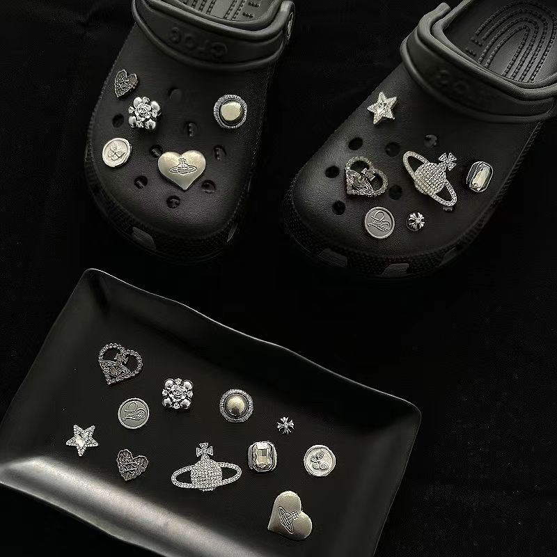 失われた土星の洞窟靴の花の合金の靴の表面の装飾は星の愛を掛けます。