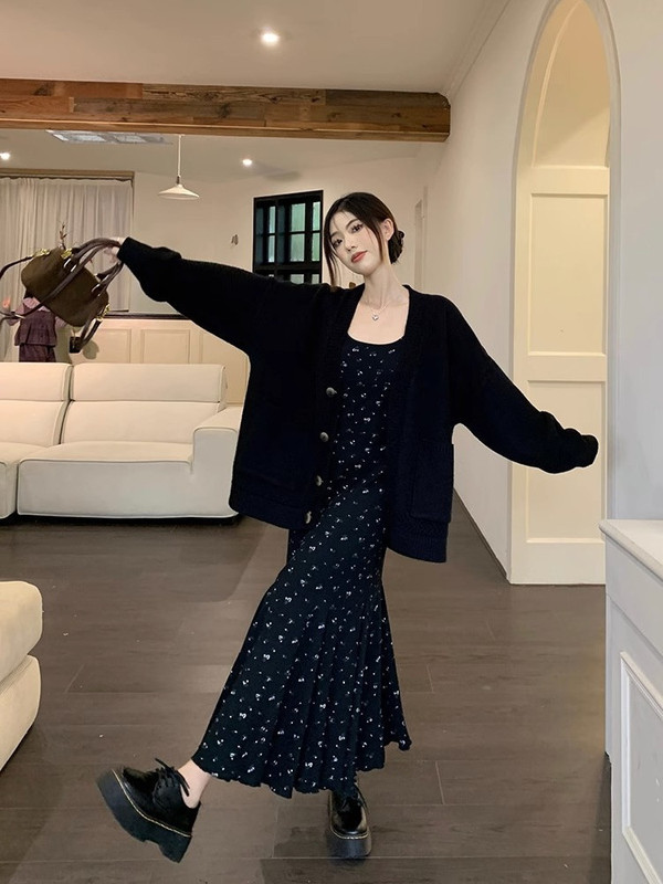 赫本风中长款碎花吊带连衣裙长袖毛衣外套女秋季2025新款时尚套装|undefined