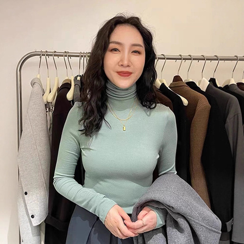 Pile-neck brushed bottoming shirt for women—autumn and winter long-sleeved T-shirt, all-match, highly elastic, slim-fit top for outerwear, versatile style.