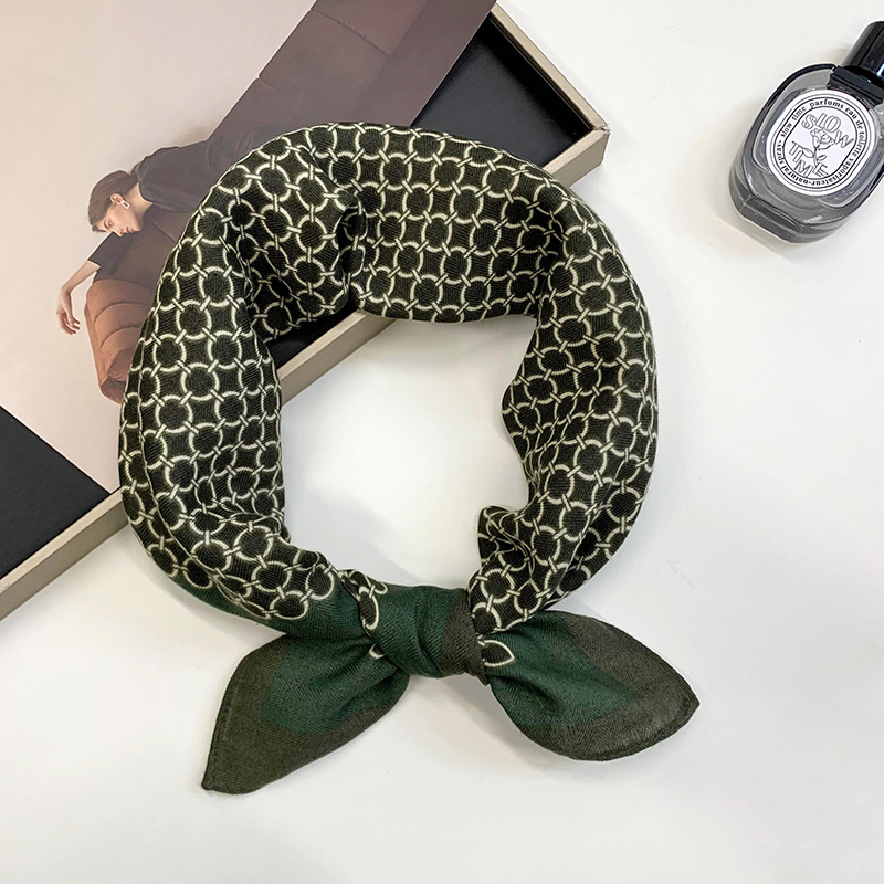 Bufandas de seda cuadrada alta sensación2025 nuevo estilo retro impresión de moda elegante seda de imitación bufandas de cuello bufandas de seda al por mayor