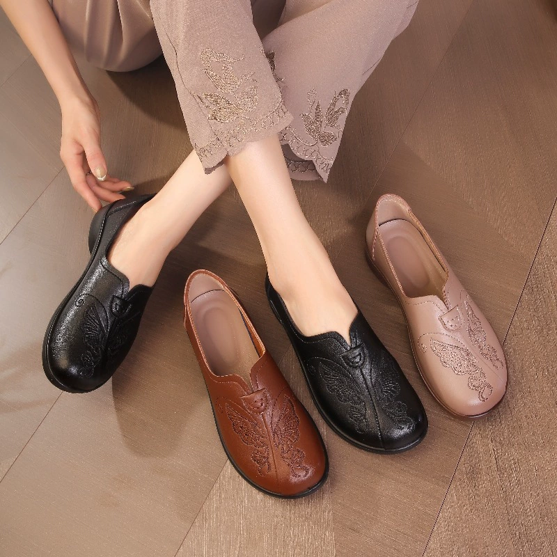 Новая мама обувь весенняя и осенняя кожаная удобная одиночная обувь мягкая подошва мягкая кожаная обувь среднего и пожилого возраста вышитая плоская подошва женская обувь