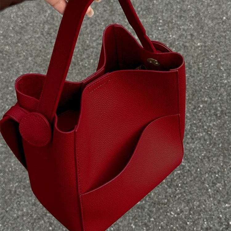 Большая красная Свадебная Сумка-ведро для женщин 2023 Новая высококачественная нишевая сумка через плечо для пригородных поездок