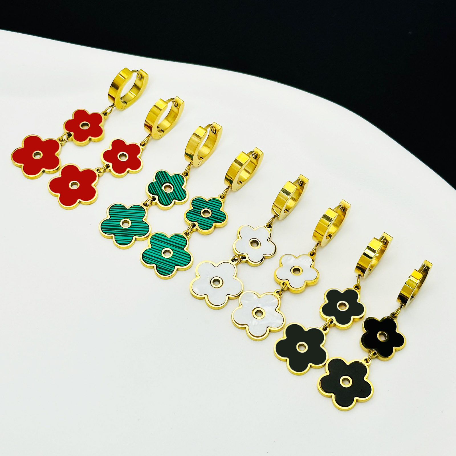 Creativo de cinco flores estilo retro europeo y americano temperamento versátil simple personalidad cuatro hojas colgantes aretes de joyas de acero