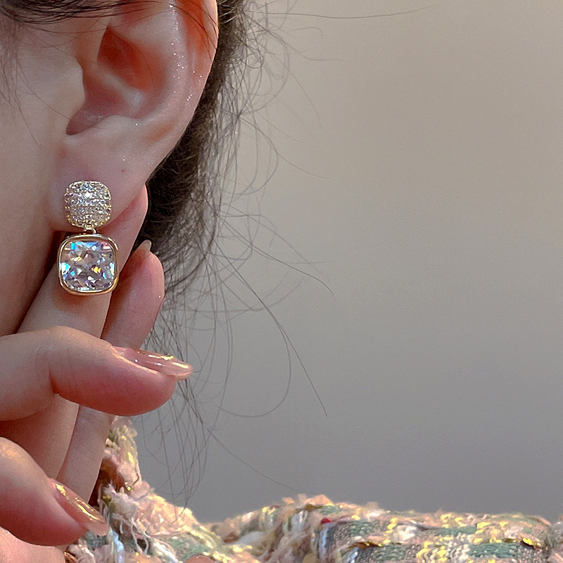 Cubic Zirconia And Pearl Stud Earrings For Everyday Elegance_voghion.com