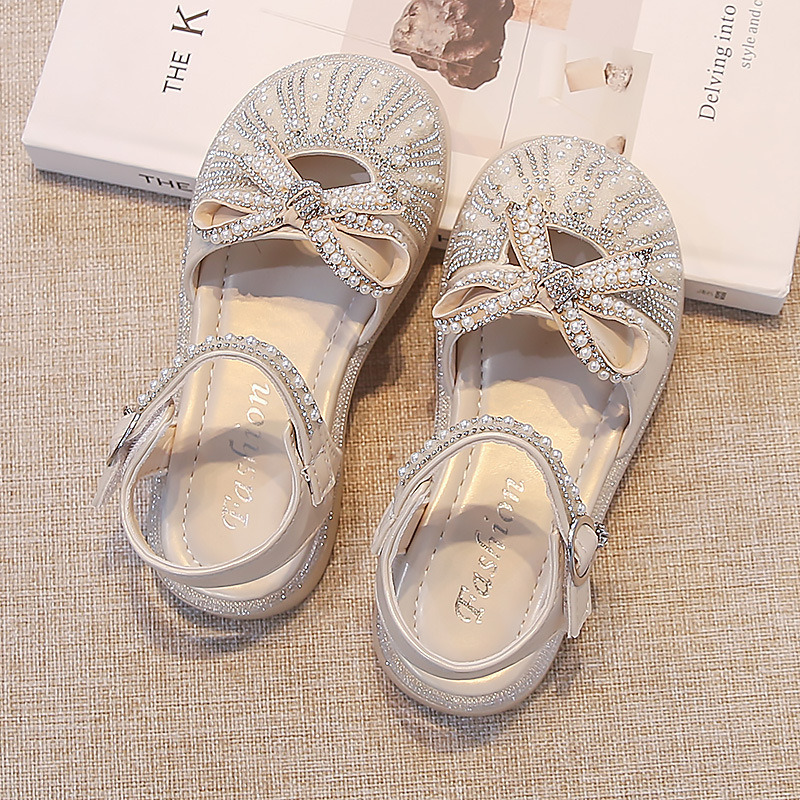 Sandálias de niñas verano 2026 nuevos zapatos de cristal para niños Feng Shui romanos zapatos de diamante para niñas zapatos de suela suave