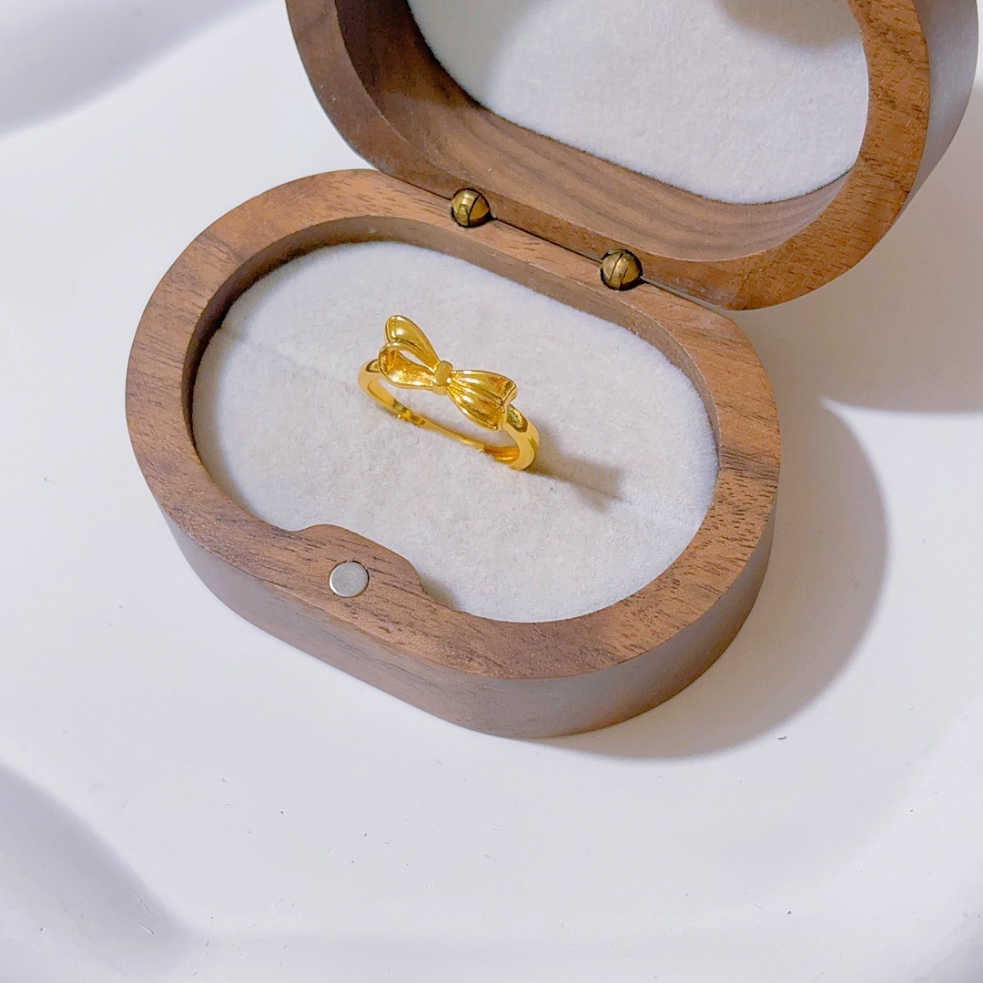 Three dimensional glossy ring with bow