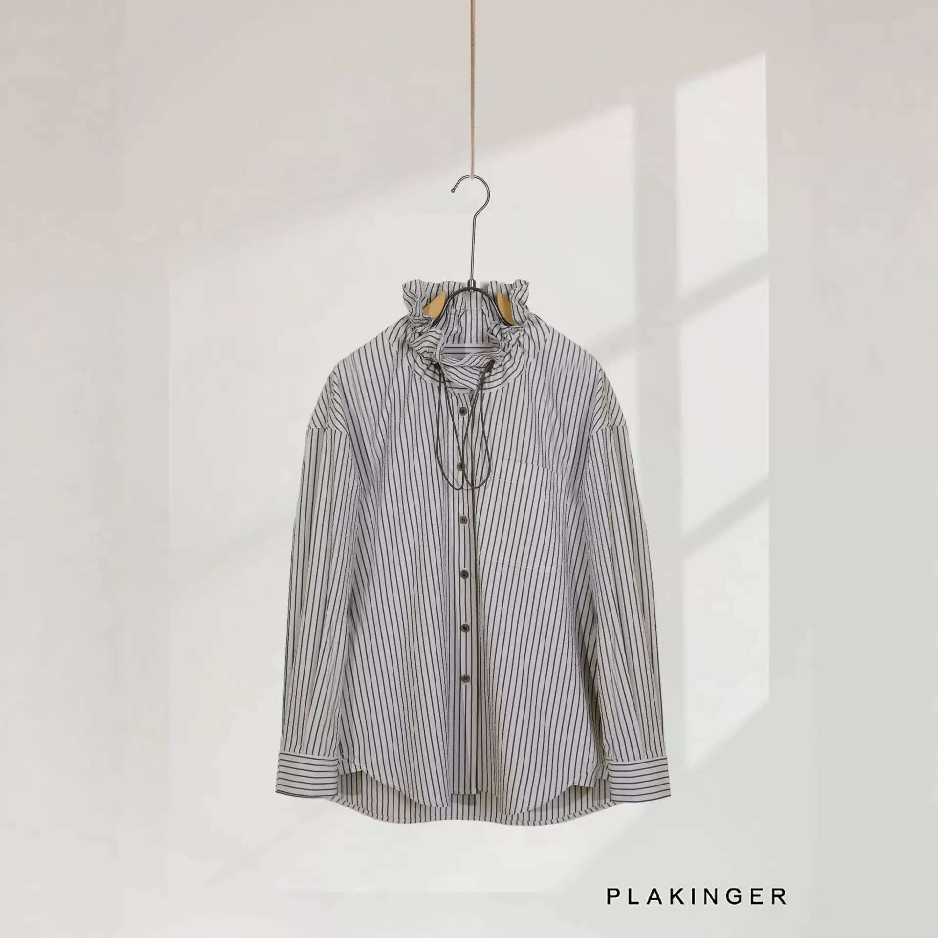 26早春新品小众设计感抽绳花苞领法式衬衫女简约通勤显瘦条纹上衣