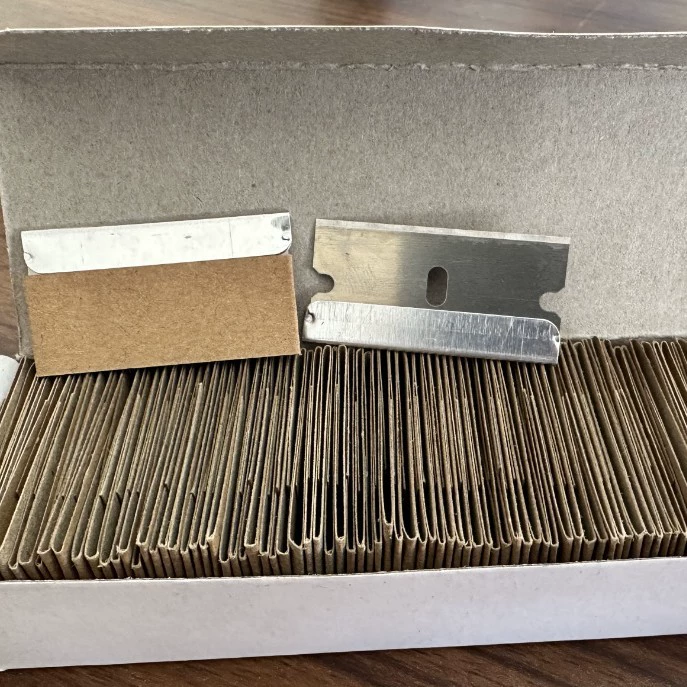 Производители поставляют лезвие для удаления клея для стекла, одностороннее лезвие, автомобильная пленка, лопатка, лезвие для мобильного телефона, пленочная коробка