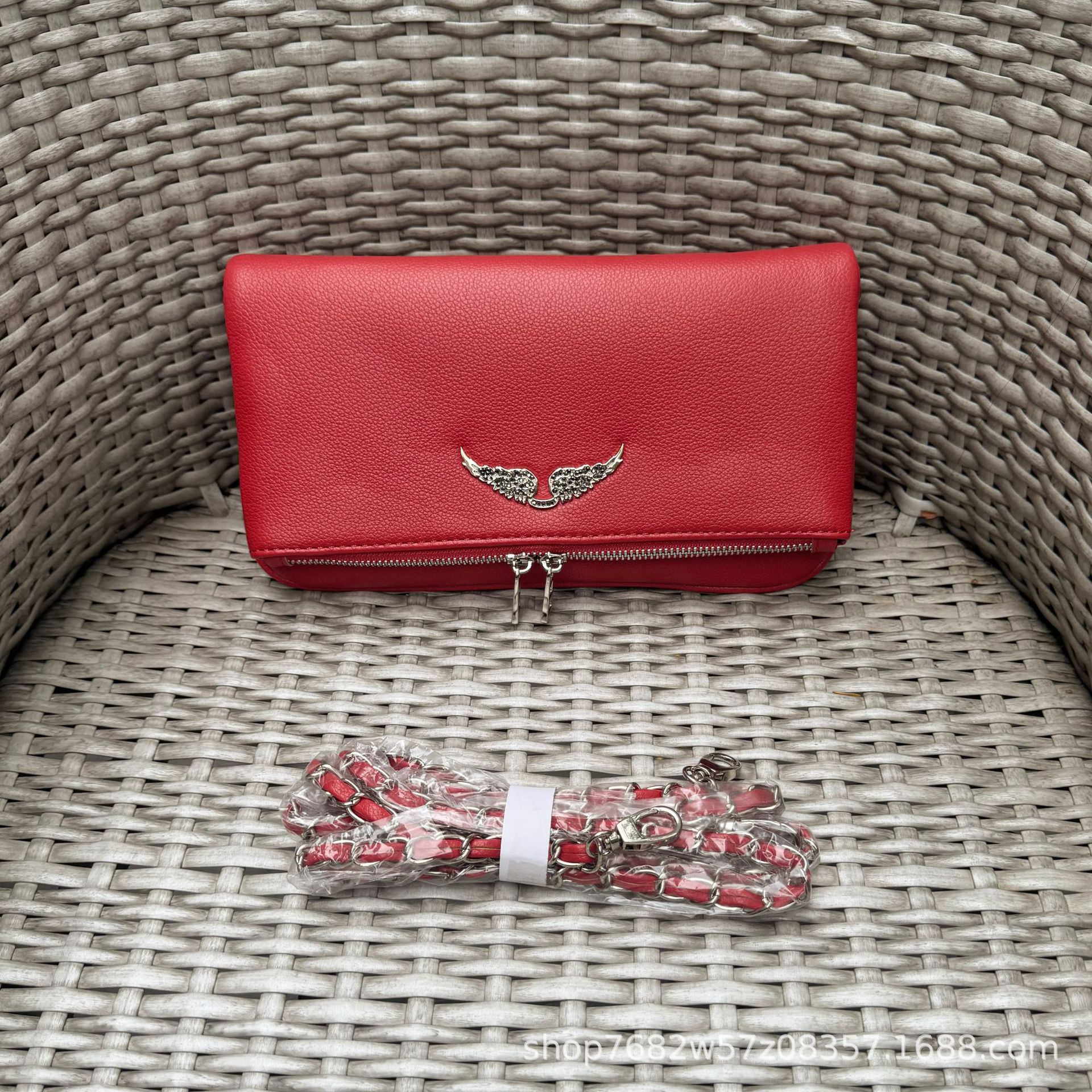 Bolso de hombro con diseño de alas e impresión de letras, cadena incluida