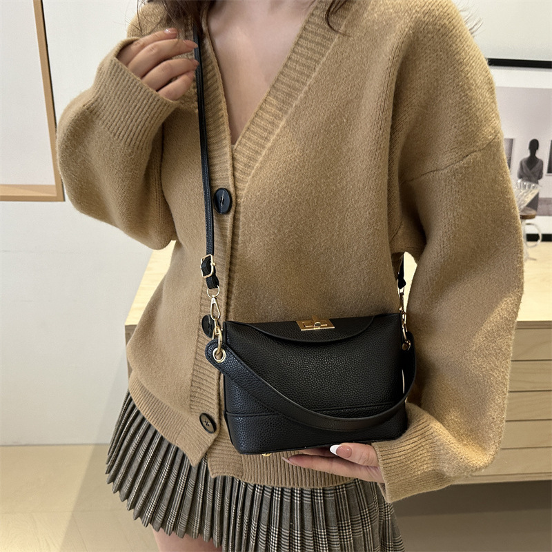 Moda de color sólido litchi 2024, nuevo bloqueo de invierno de estilo exterior de hombro casualidad, bolso de mano pequeño para mujeres