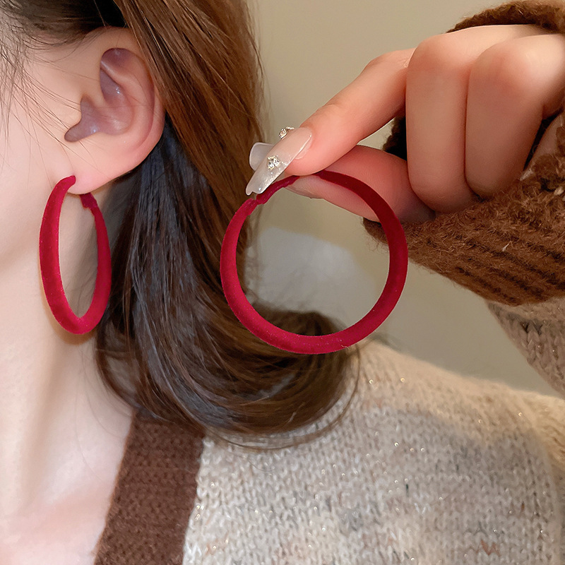 Pendientes redondos con aguja de plata retro estilo de Hong Kong goteo de aceite Pendientes de temperamento de nicho Pendientes de sentido avanzado femenino de verano ligero de moda