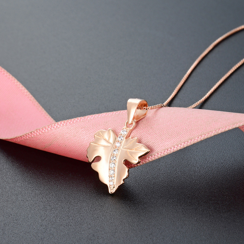 Japonés y coreano s925 collar de plata de la moda de las mujeres luz de lujo hoja de plata colgante nicho diseño clavícula cadena fuente de fábrica