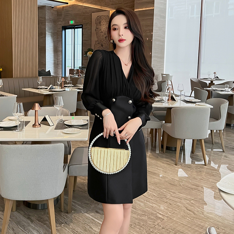 Đầm đen cổ chữ V xếp ly eo che bụng phong cách trưởng thành — Màu đen