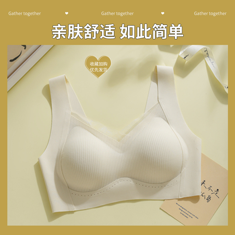 Los senos pequeños de la ropa interior de las mujeres se muestran grandes y se juntan.