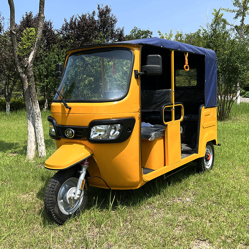 Triciclo eléctrico de pasajeros con parasol y toldo para el transporte de pasajeros, apto para exportación y uso comercial, a batería, de tres ruedas parcialmente.