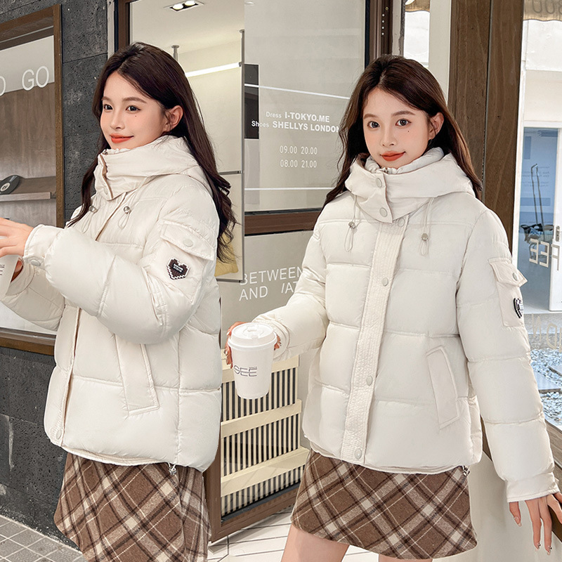 Capa de algodón de pluma corta para mujeres 2024 invierno nueva moda coreana con capuchón de algodón para mujeres color de contraste grueso abrigo cálido