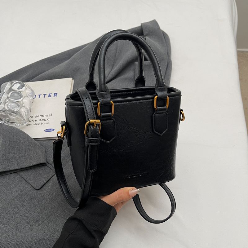 Bolsa de balde para mujeres 2024 nuevo retro versátil bolso de hombro portátil otoño-invierno súper caliente nicho de diseño de alta calidad bolso de mujer