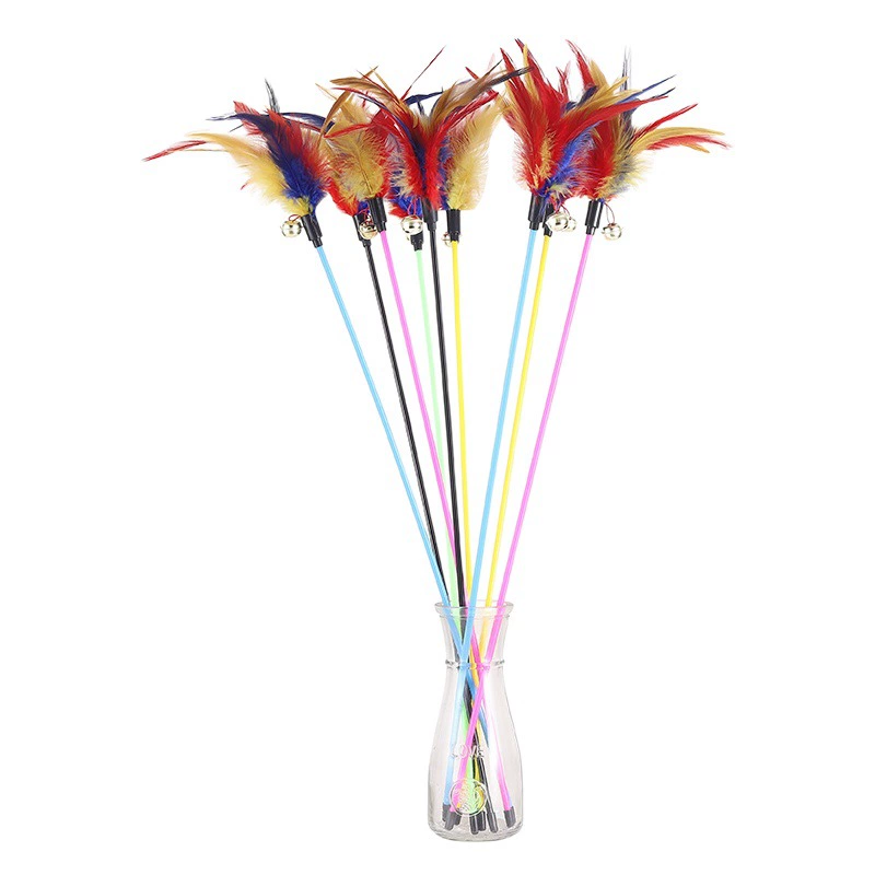 Одна партия забавных кошачьих палочек кошачьих игрушек Интерактивная длинная шеста Красочные перья с колокольчиками