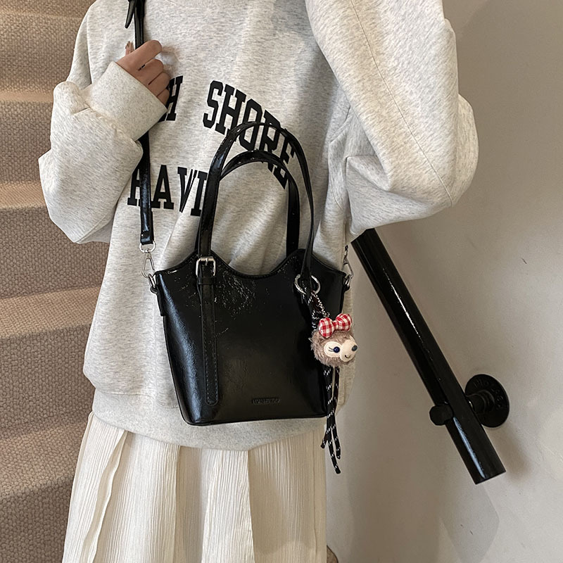 Bolsa de mano retro de color universal para mujeres 2025 nuevo nicho de diseño de tendencia bolso de hombro de alta calidad bolso de cubo