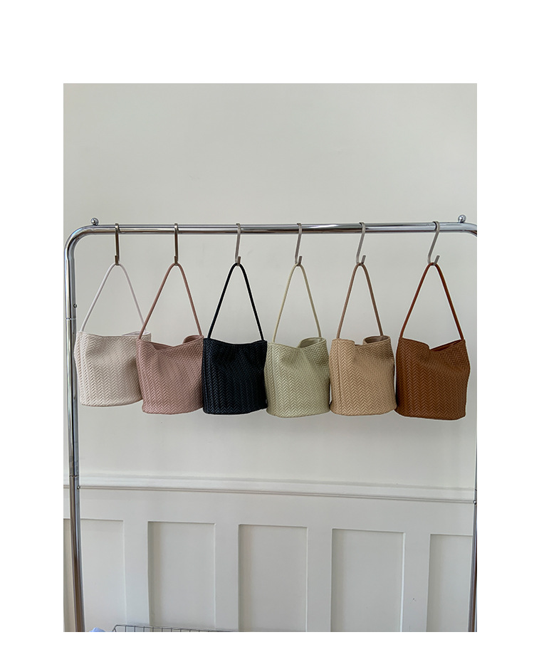 Trendy large-capacity woven bag, fashionable handbag, 2025 new style, versatile bucket bag, simple shoulder bag, underarm bag Application Scenario