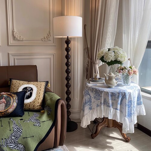 American floor lamp beside Japanese-style living room sofa, Bauhaus-style mid-century bedroom Wabi-sabi atmosphere light luxury standing lamp