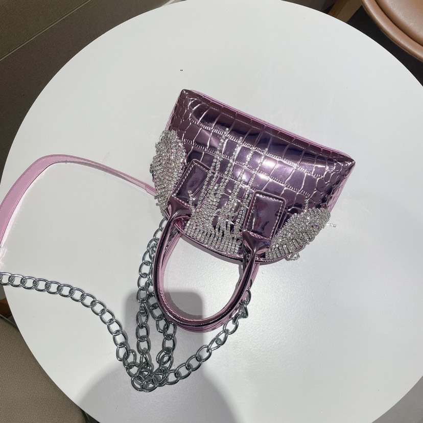 Schoudertas in schelpvorm met strass en kwastjes voor dames_voghion.com