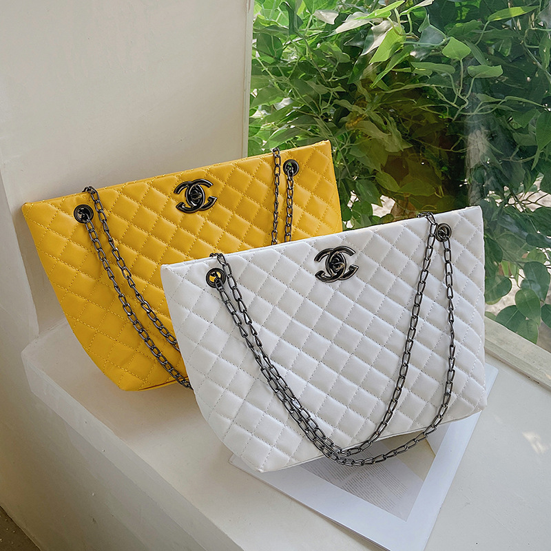 Bolso tote estilo Chanel 2025 para mujer, bolso bandolera acolchado con cadena, venta al por mayor para comercio exterior.