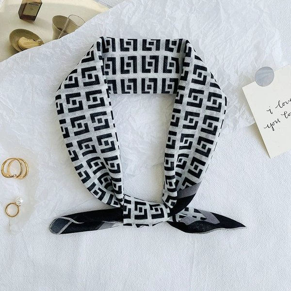 Back-shaped off-white edge