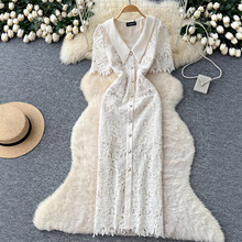 严选法国覆古风格短袖连衣裙女士夏季网眼剪裁单排扣苗条别致的皇