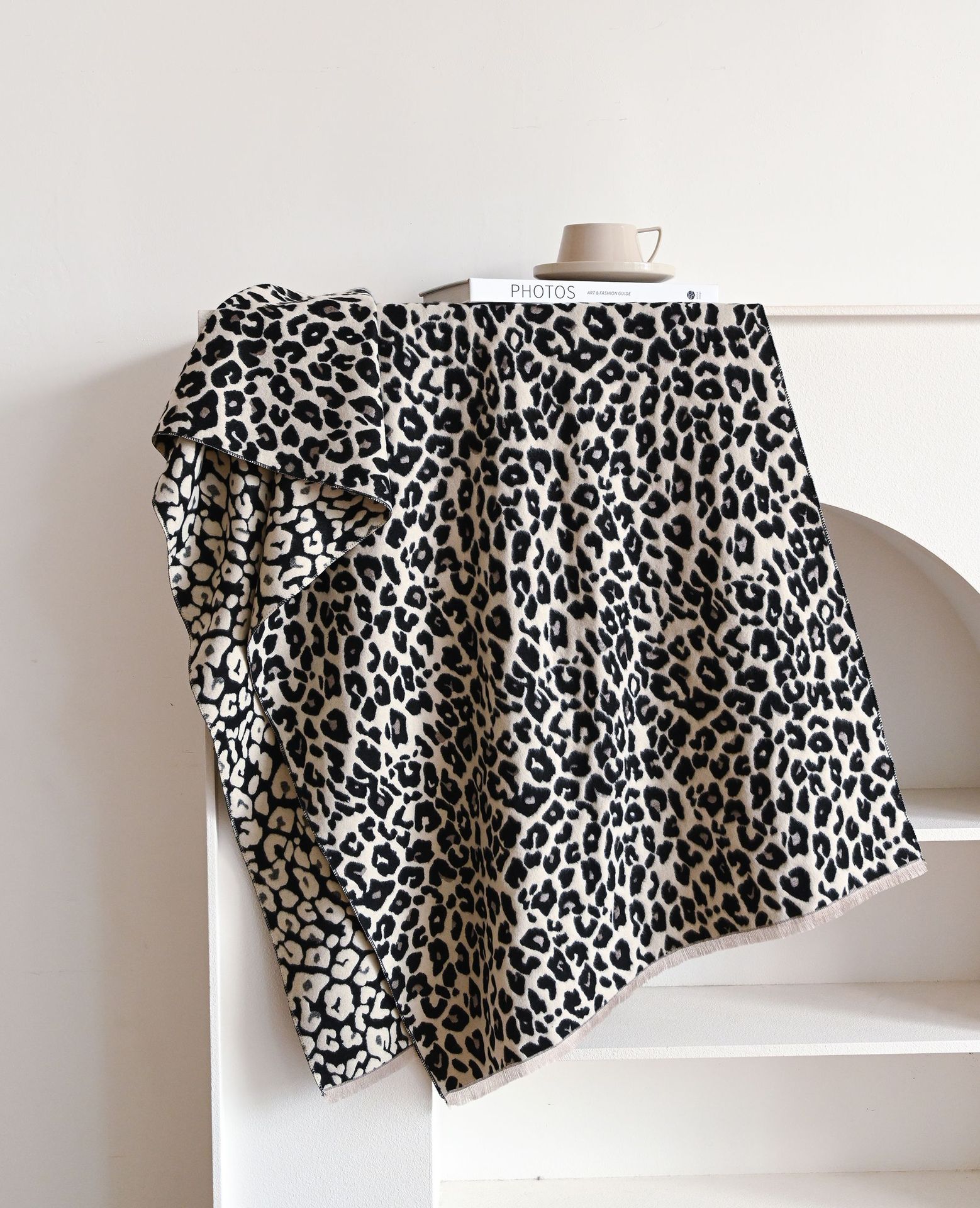 2024 nuevo bufandas de impresión de leopardo de moda de alta calidad suave y cálida imitación de cachemira barba corta bordilla del babillo