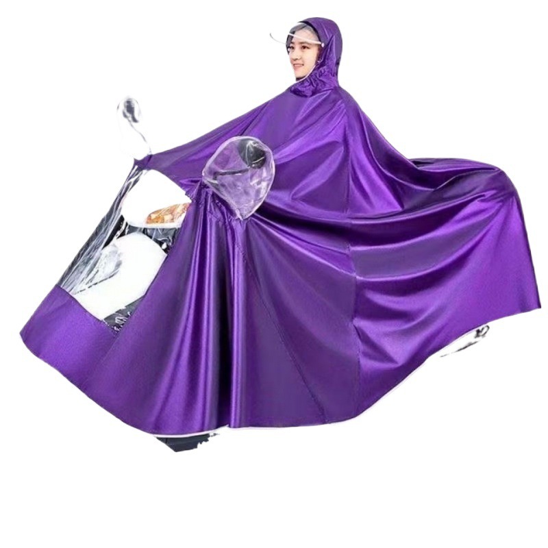 レインコートの電気自動車専用レインコートを大きくして、男性女性のシングル二人のバイクに乗って全身豪雨を防ぐ|undefined