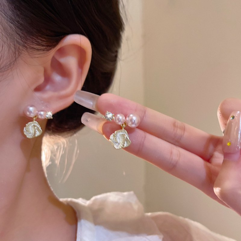2026 viento falso sensación de atmósfera super inmortal pendientes de flores de malla temperamento suave de chiffon para mujeres pendientes