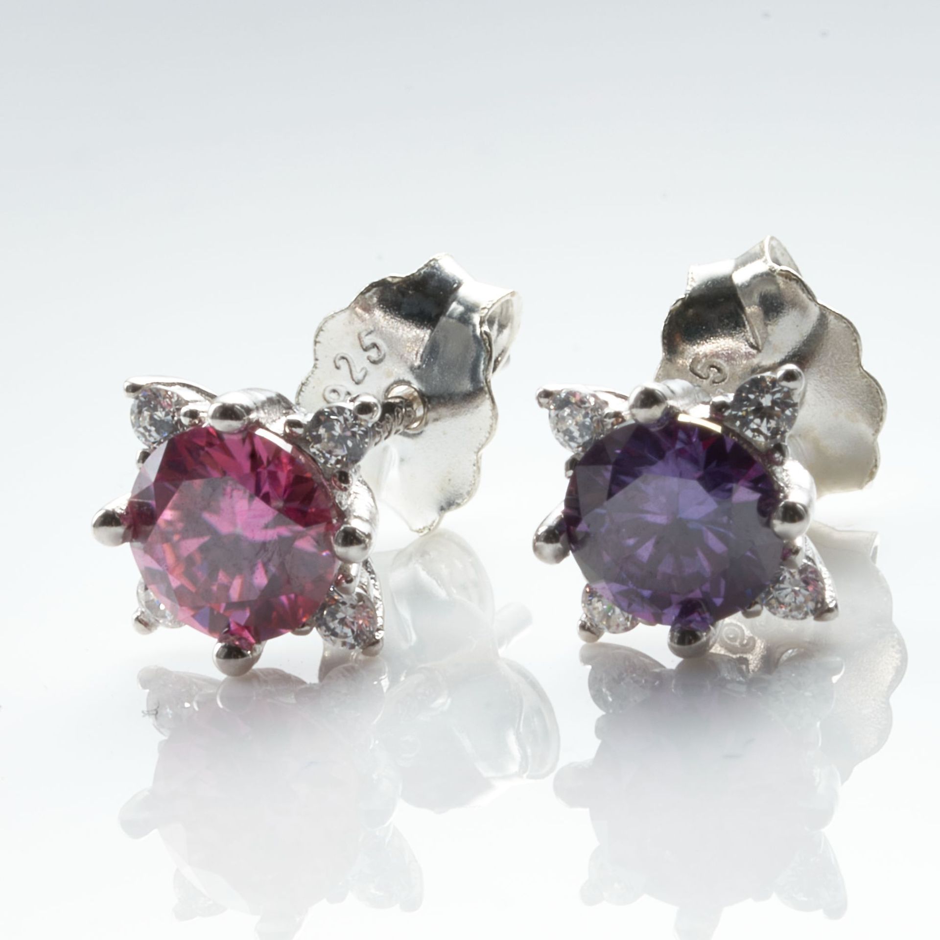 Europa y América de color moissanite pendientes de plata incrustados pequeños pendientes de piedra de moissanite de plata simple pendientes de tetrahedra de la suerte