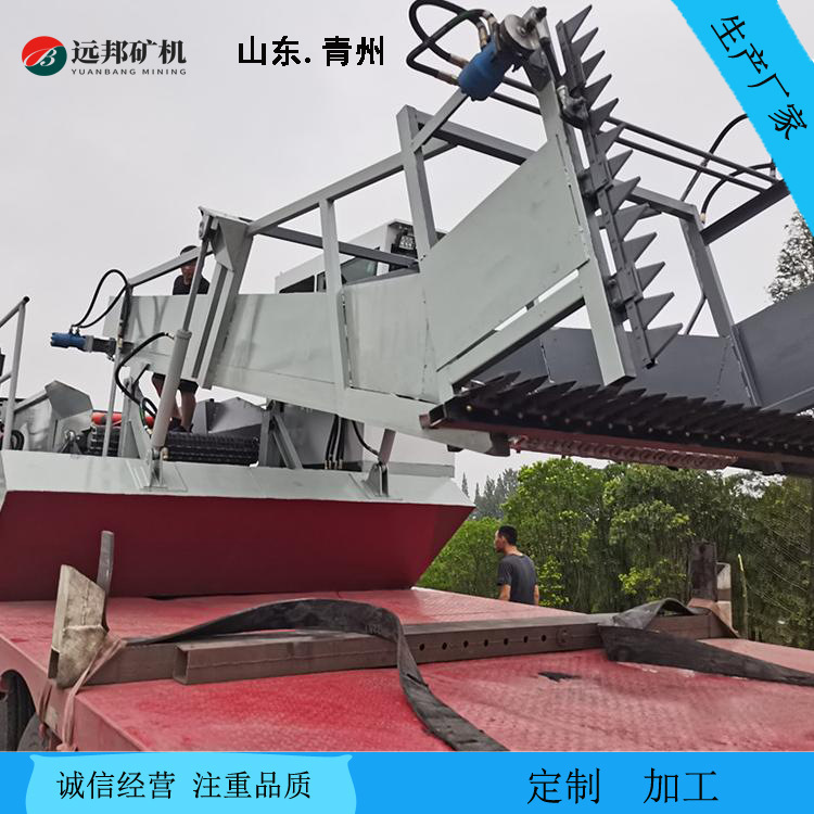 Fully automatic mowing boat, aquatic plant harvesting boat, maneuverable and flexible, used for lake and port dredging