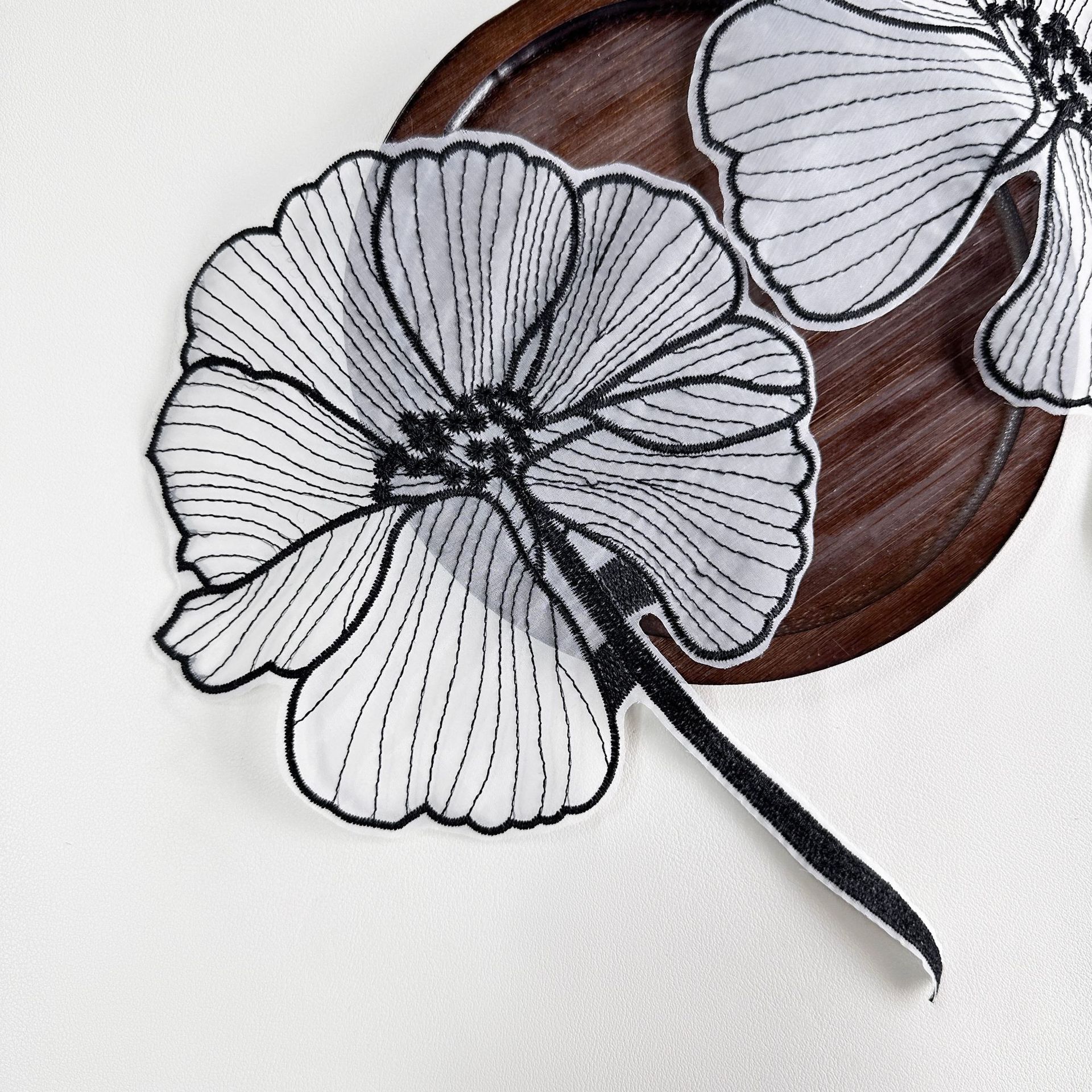 Línea blanca y negra bordada de loto pegatinas de tela Kogan hilo fondo romántico decoración de ropa Zhang Zi punto cosido DIY pegatinas