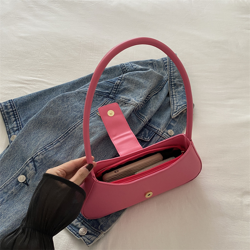 Bolsas populares de este año para mujeres 2024, nueva moda de moda, bolsas de hombro de textura extranjera, bolsas de brazo de viaje.