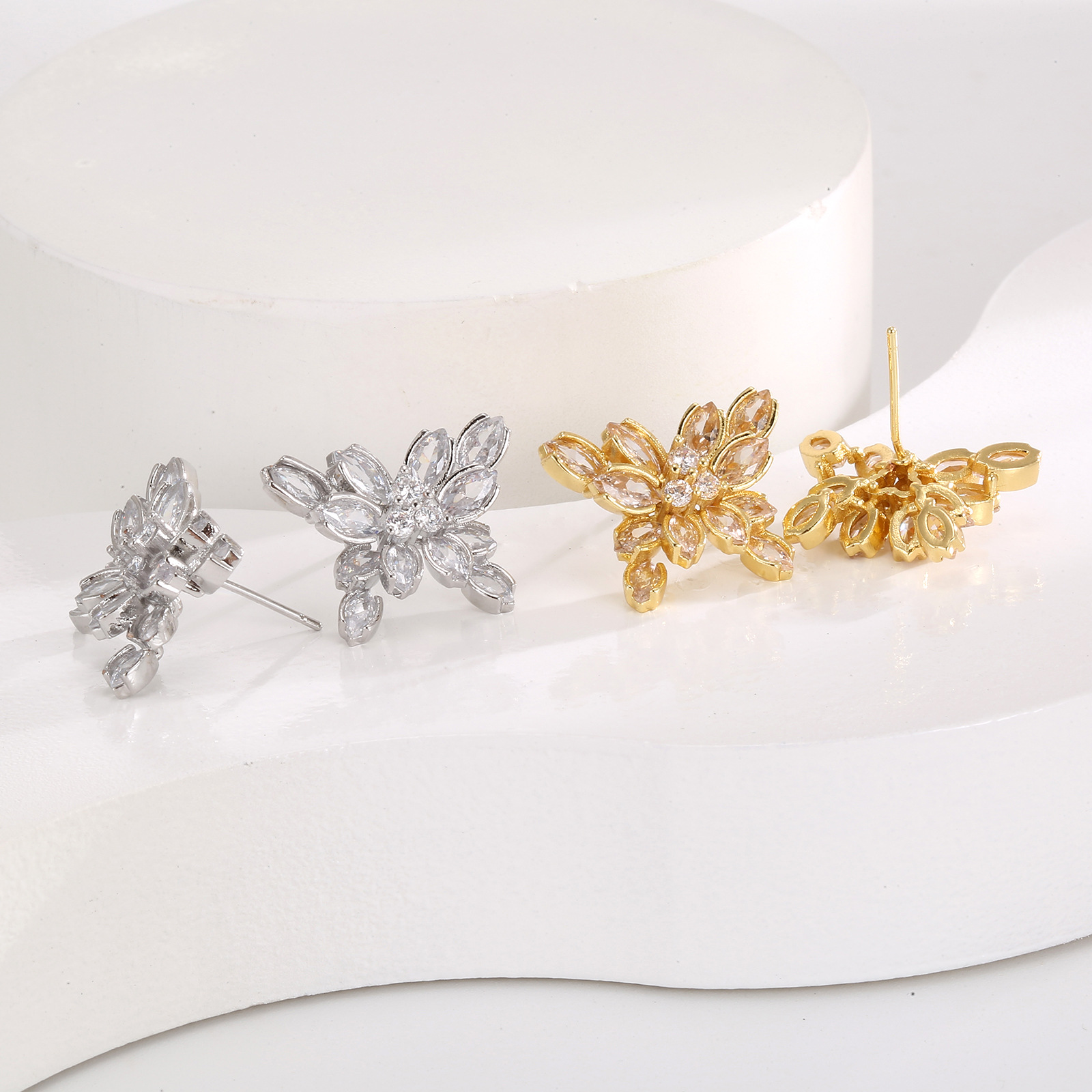 Pendientes de botón con circonita cúbica y perla para mujer_voghion.com