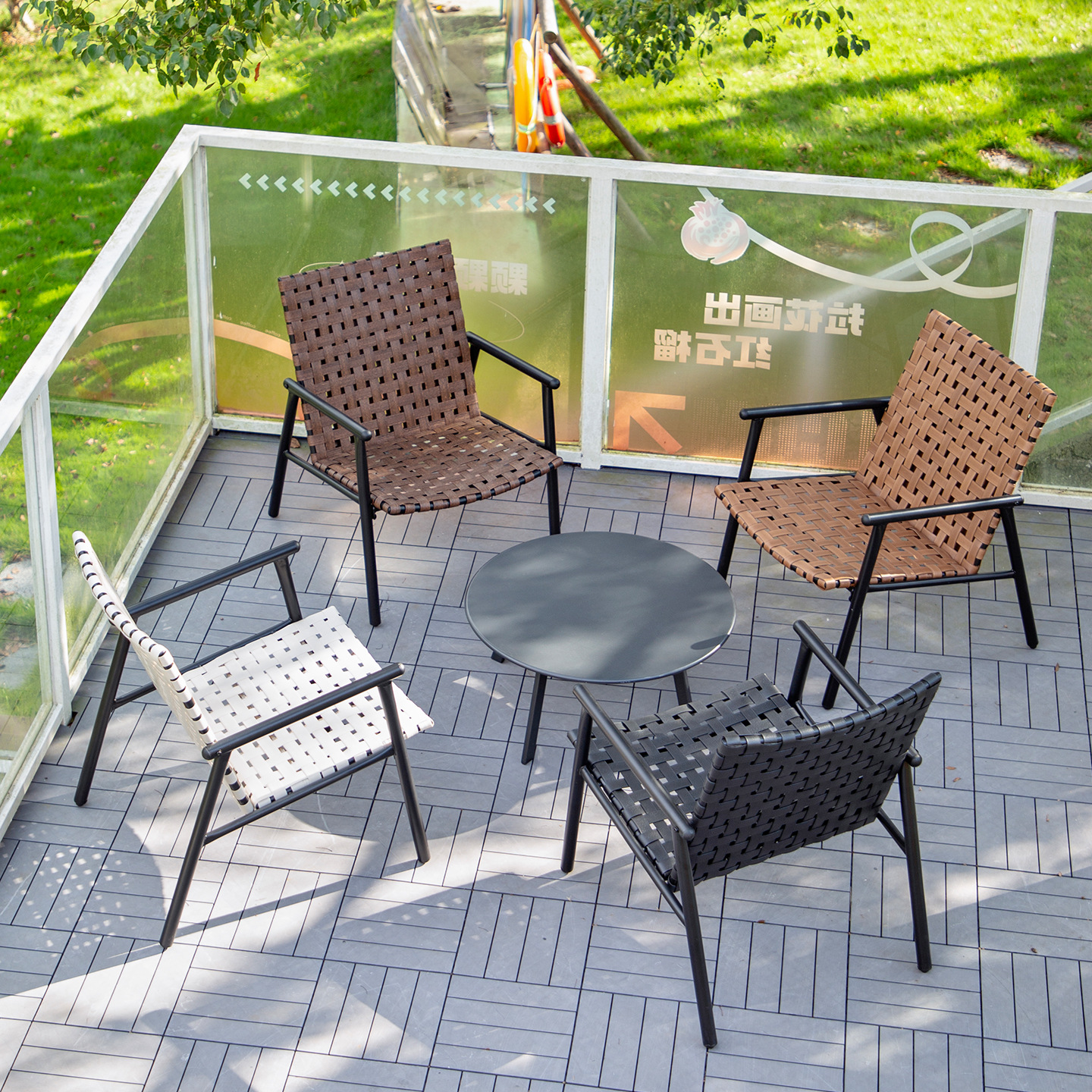 Mesas, sillas al aire libre, patio, sillas de ratán, tres juegos de mesas de té en el balcón, sillas de mesa de té, alojamiento residencial, sillas de apoyo de ratán, mesas de café de piel de silla de montar