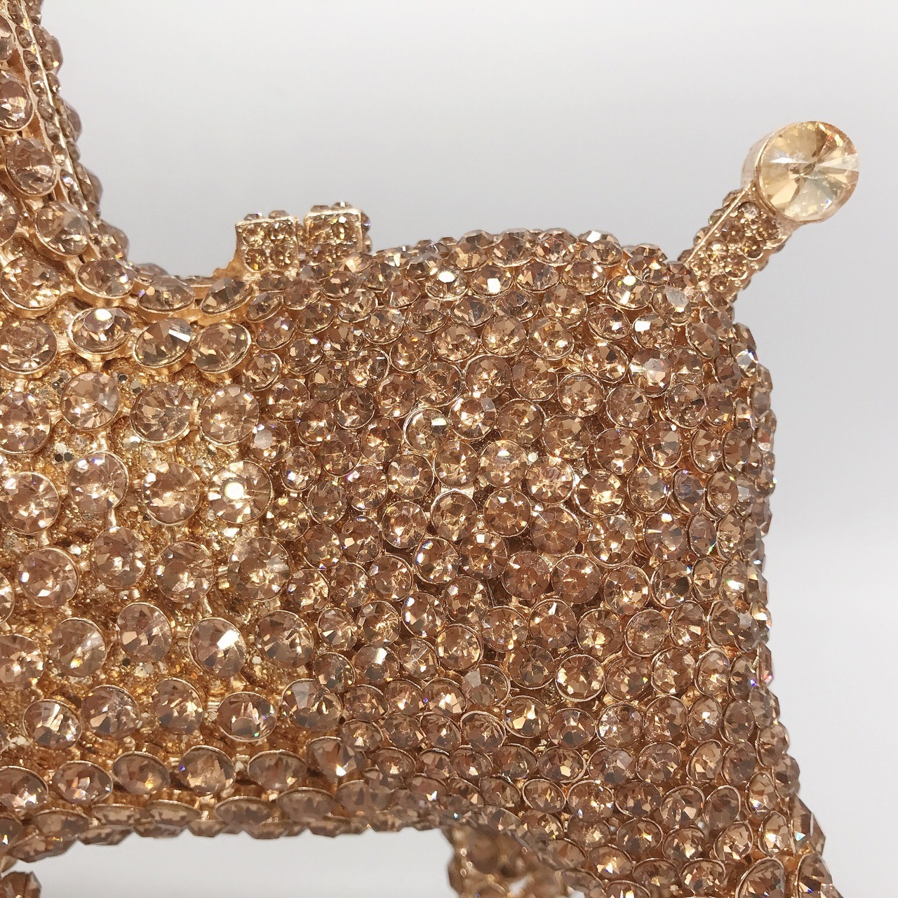 Nuevos productos transfronterizos de perros en forma de bolsas de cena de diamantes caja metálica hueca llena de bolsas de diamantes bolsas de mujer bolsas de mano de banquete europeas y estadounidenses