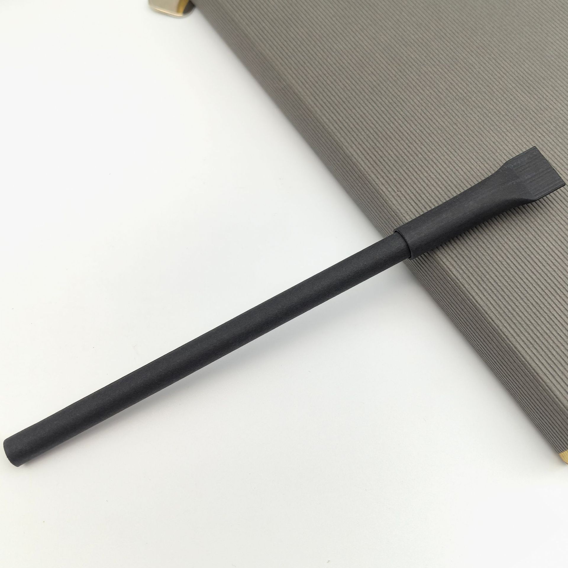 Ventas transfronterizas de lápiz eterno de protección ambiental no puede escribir lápiz de tubo de papel bajo precio negro tecnología lápiz eterno al por mayor