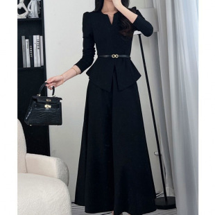 ��ɫ�L���B��ȹŮ���b����һ���p�ݸа����ȹ�ɼ���