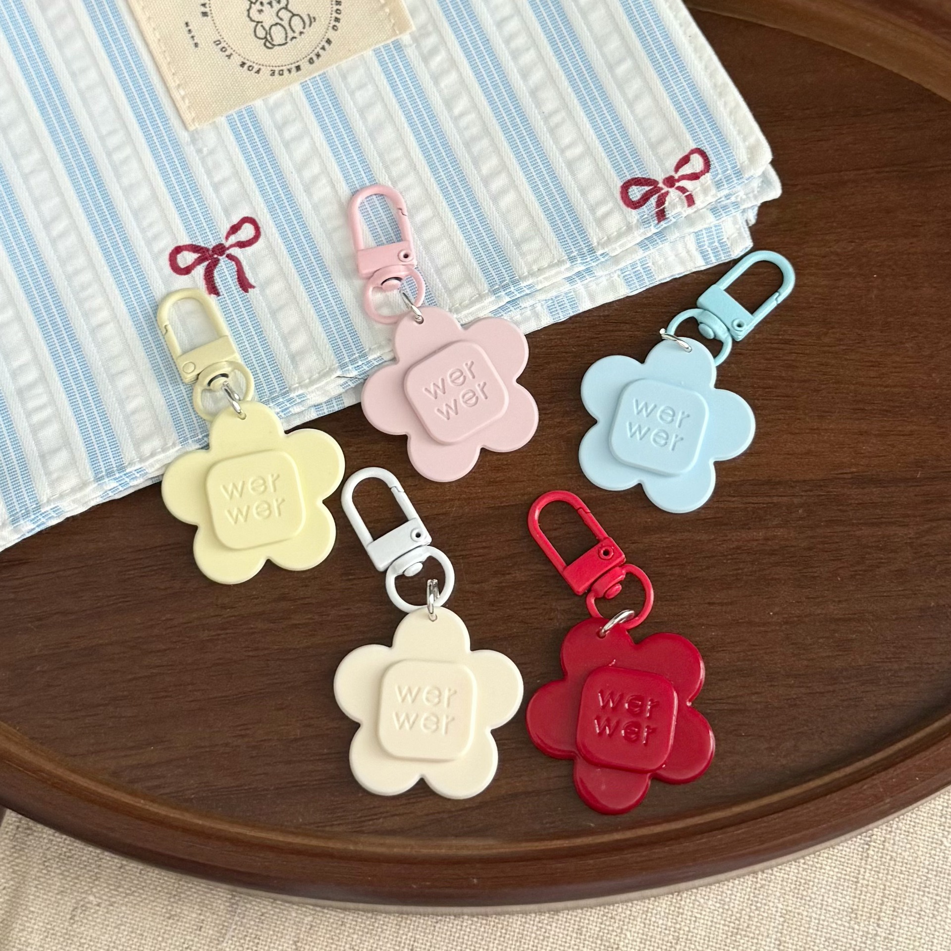 New Japanese and Korean cream-colored floral keychain, elegant and exquisite backpack pendant, gift accessory for best friends and couples